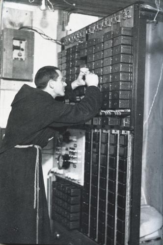 Un religioso mentre ripara un quadro elettrico
