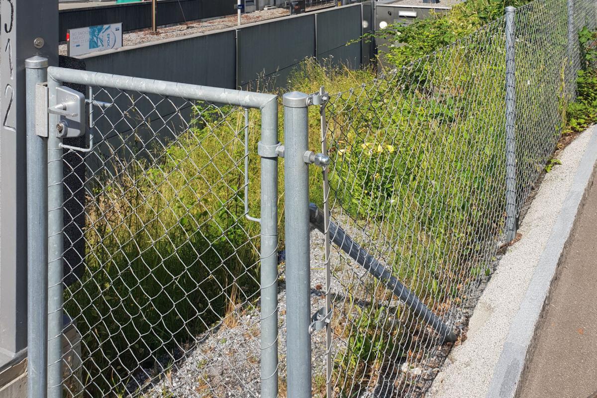 Diagonalgeflechtzaun mit Rohrrahmentor