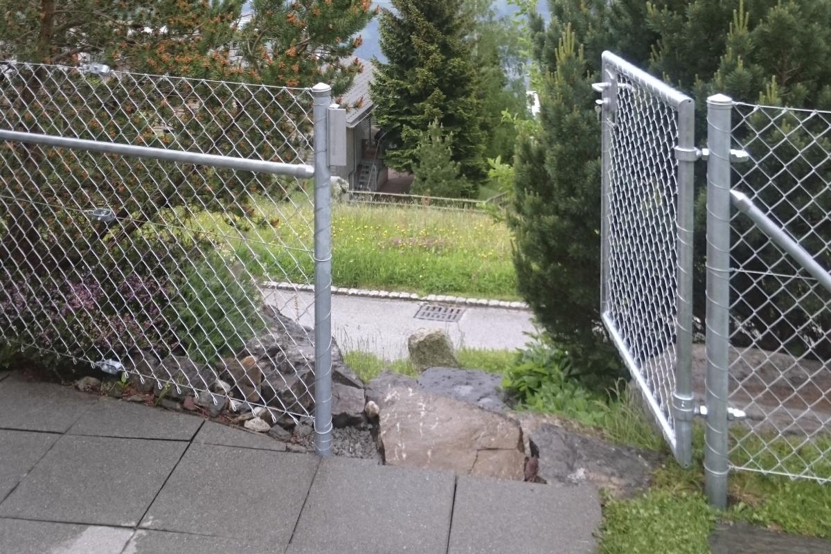 Diagonalgeflechtzaun ( Maschendraht) mit Rohrrahmentor