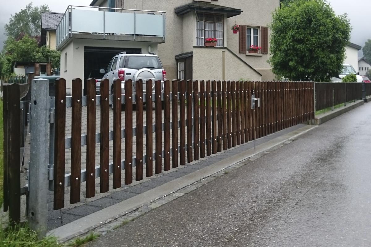 Staketenzaun auf Metallkonstruktion 
