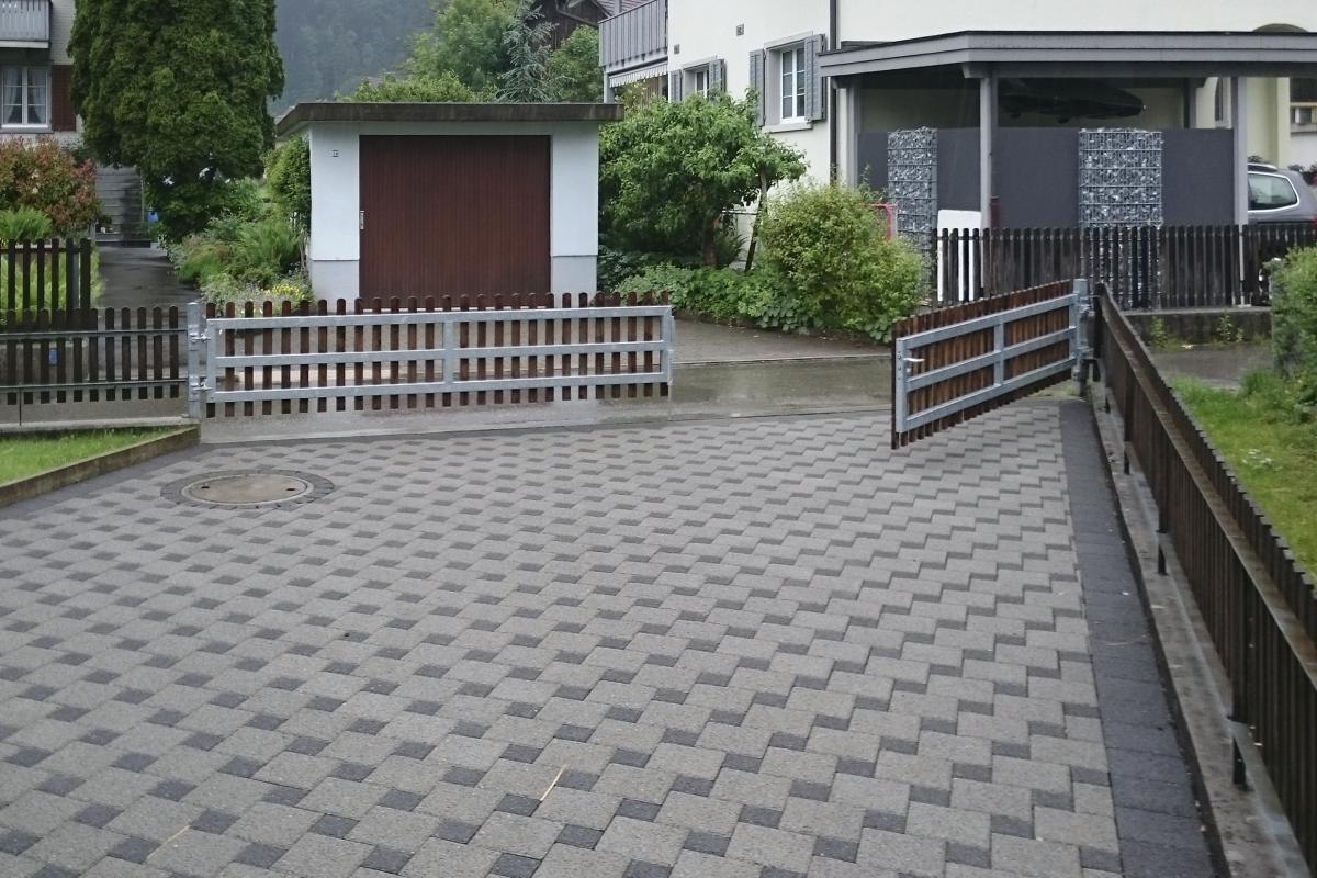 Staketenzaun auf Metallkonstruktion