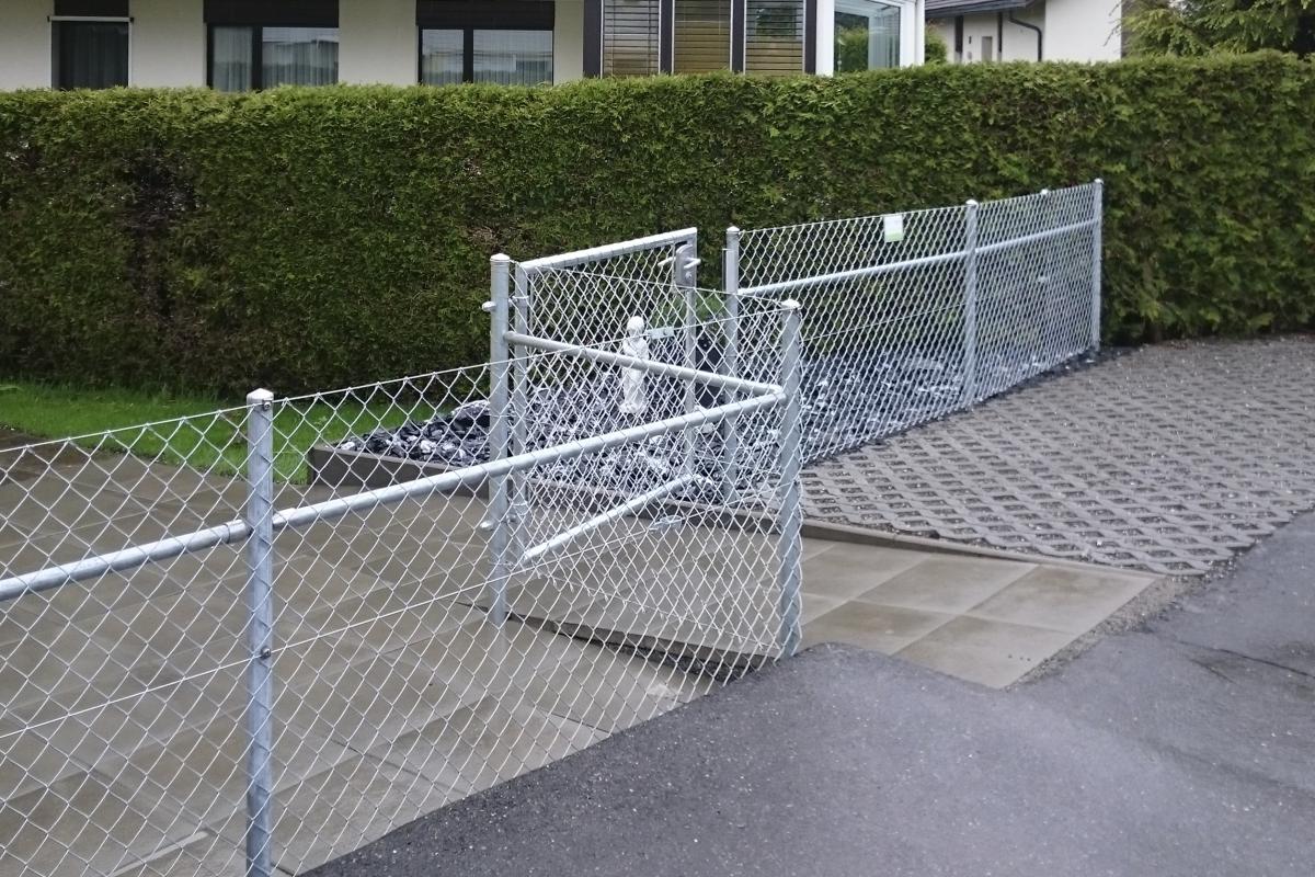 Diagonalgeflechtzaun mit Rohrrahmentor