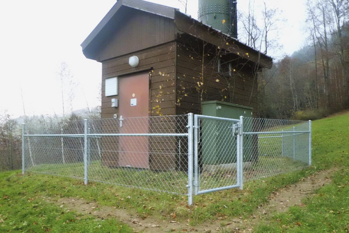 Diagonalgeflechtzaun mit Rohrrahmentor