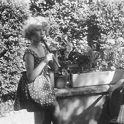 Angelika beim Flötenspiel