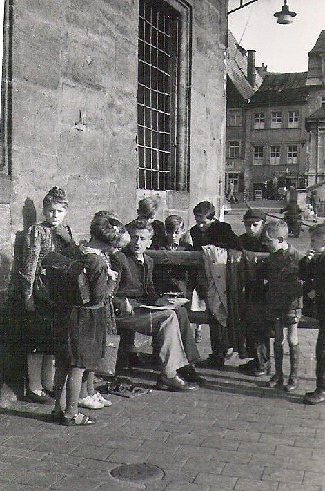 Der Zeichner von Kindern umschwärmt