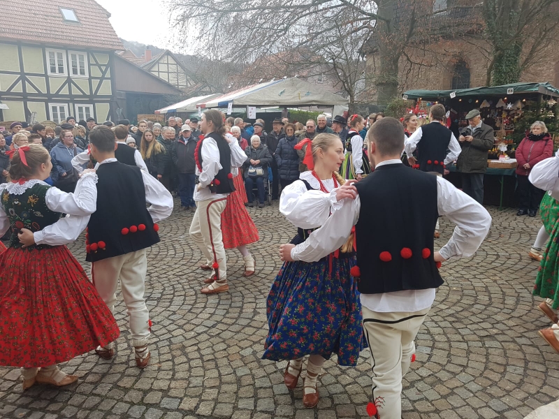 Auftritt Tanzgruppe Pormocze auf dem Weihnachtsmarkt in Hedemünden