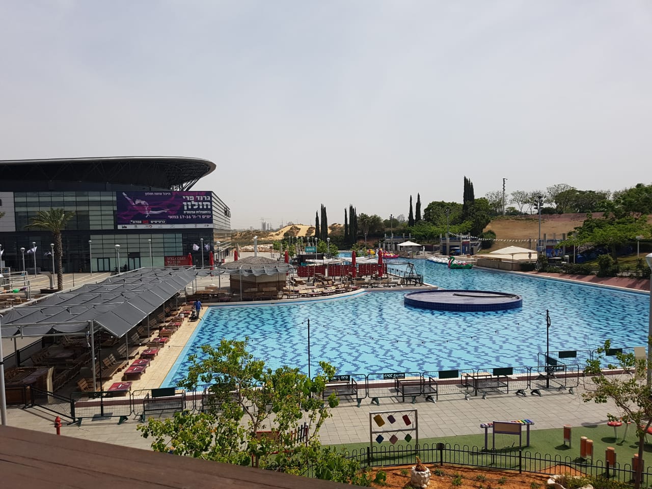 Peres- Park mit Basketball Arena