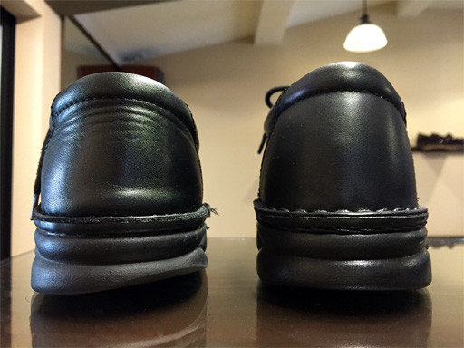 左:外側が減っています(お客様が履いておられる靴) 右:(新品)