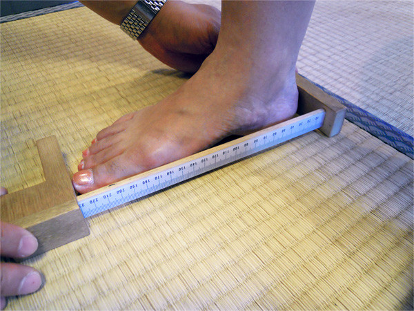 足部を計測する様子