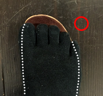 小指が多少はみ出していますが落ちてはいません