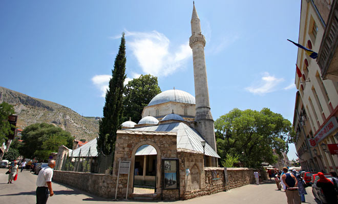 Die Karadjozbeg-Moschee von aussen.