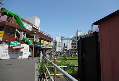 向ヶ丘遊園北口の踏切の近くの牛角やスミレなどの脇を通っていきます