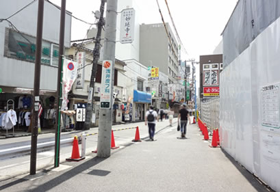 登戸駅前再開発中の街並みの中のナカヤマ薬局