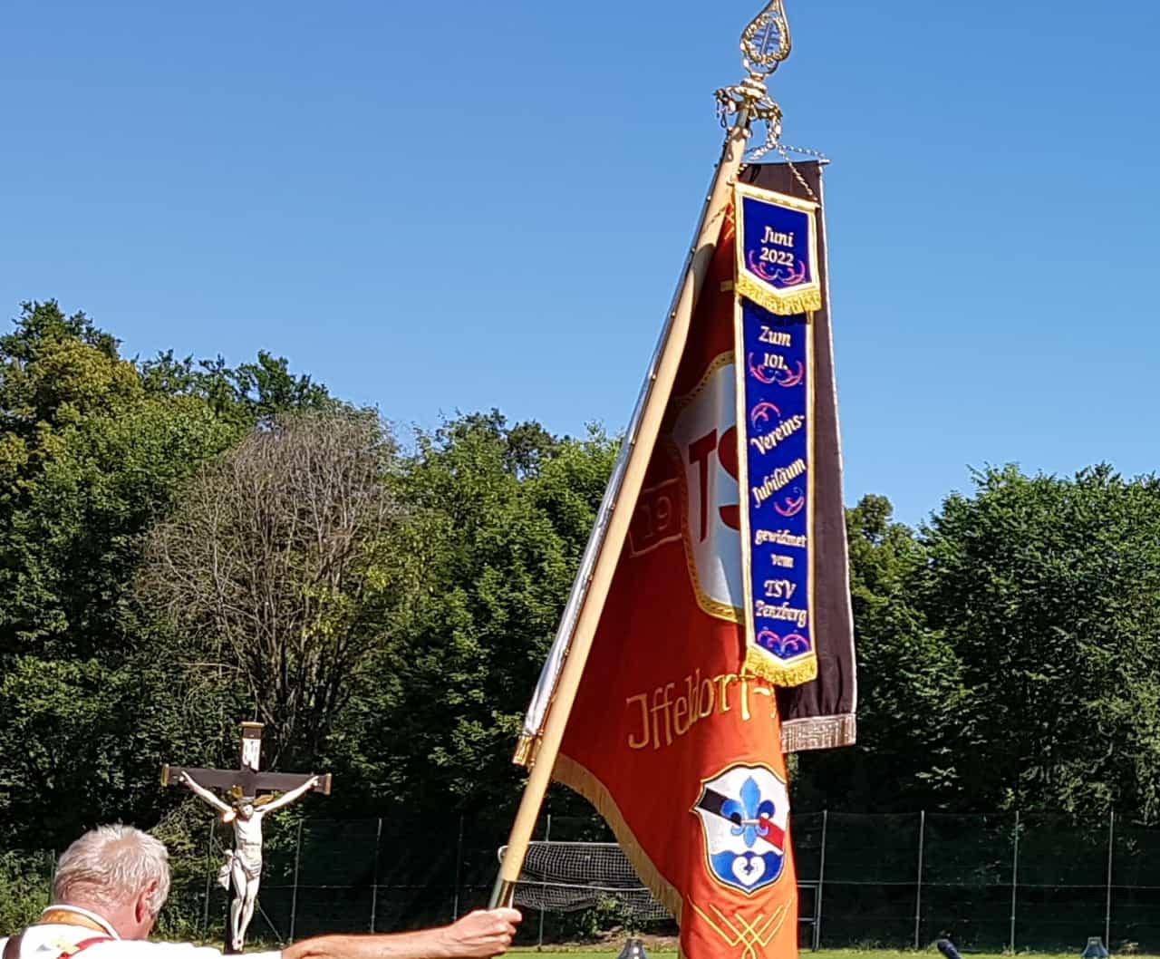 die neue Iffeldorfer Fahne mit dem Fahnenband