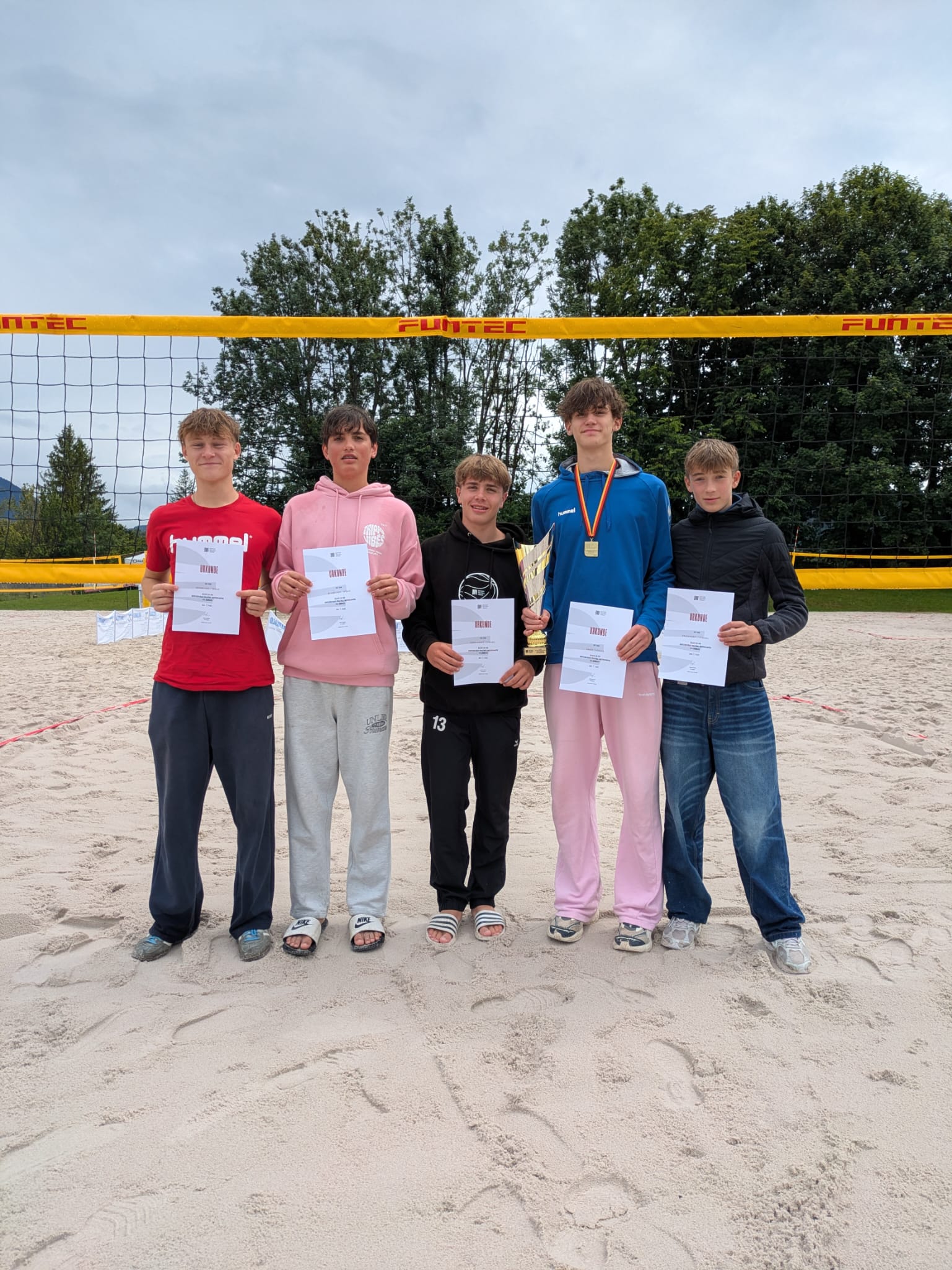 DJM U16: die Penzberger Teilnehmer Masi, Jordi und Emil mit Julian und Nicolas, (beide starten in der Halle im Penzberger Team)