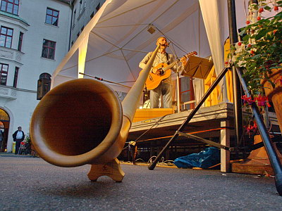 Konzerte im Bürgerhof 25.06.09 "Alphorn und MannsBilder" Alfons Fischer - Freiwilligen-Zentrum Augsburg - Foto: Hugo Fössinger