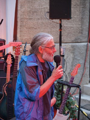 Konzerte im Bürgerhof 26.06.09 Wolfgang F. Lightmaster - Freiwilligen-Zentrum Augsburg - Foto: Hugo Fössinger