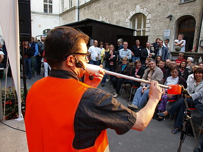 Konzerte im Bürgerhof 25.06.09 "Prof. Sperrmüller" Mo Spann - Freiwilligen-Zentrum Augsburg - Foto: Hugo Fössinger