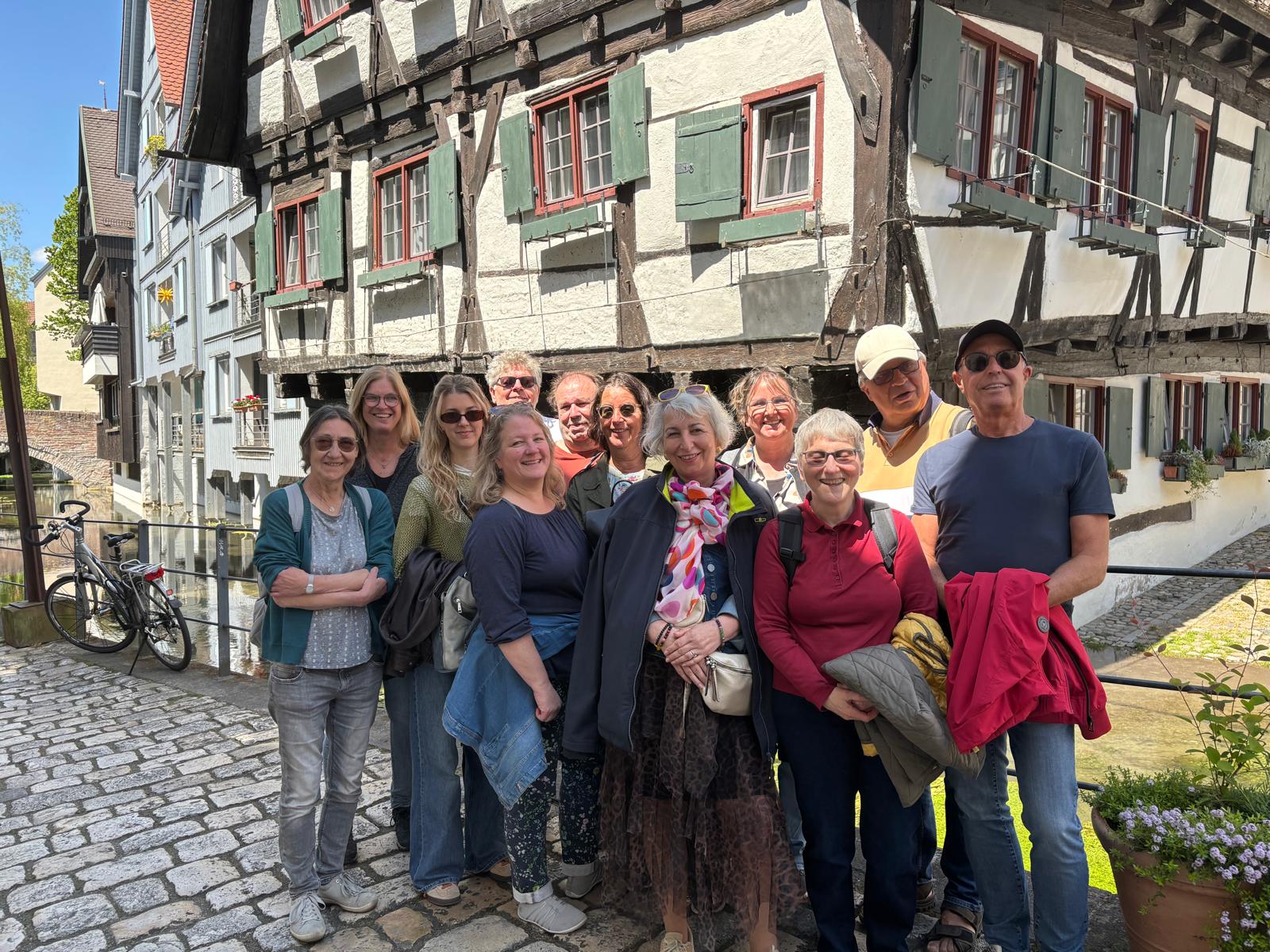 Betreibsausflug 2025 - Vor dem "schiefen Haus" in Ulm