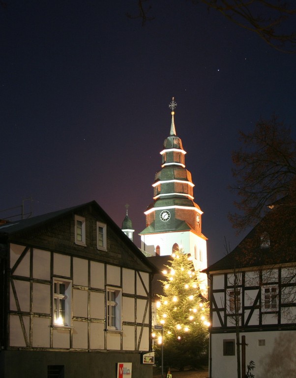 Kirch und links Villa Künstlerbunt