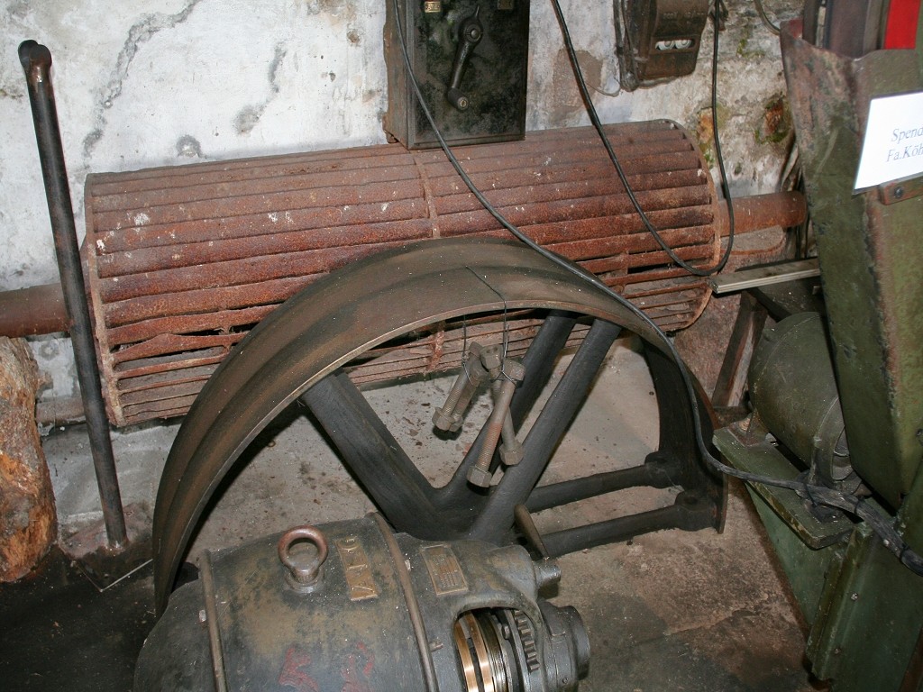 Die Alte Wasserturbine (hinten)