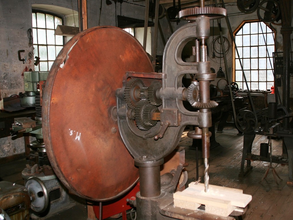 100 Jahre alte Fussantriebs Bohrmaschine