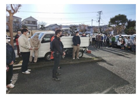 下田市民文化会館駐車場に集合した参加者、およそ80名。