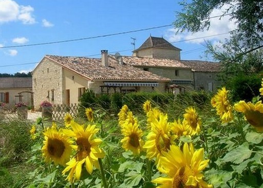 Longère avec pigeonnier central