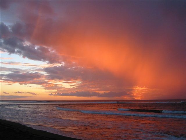 Ciel de veille de cyclone (à voir et lire sur le blog défense patrimoine Reunion974's   https://dpr974.wordpress.com/2013/01/13/en-plein-coeur-du-cyclone/