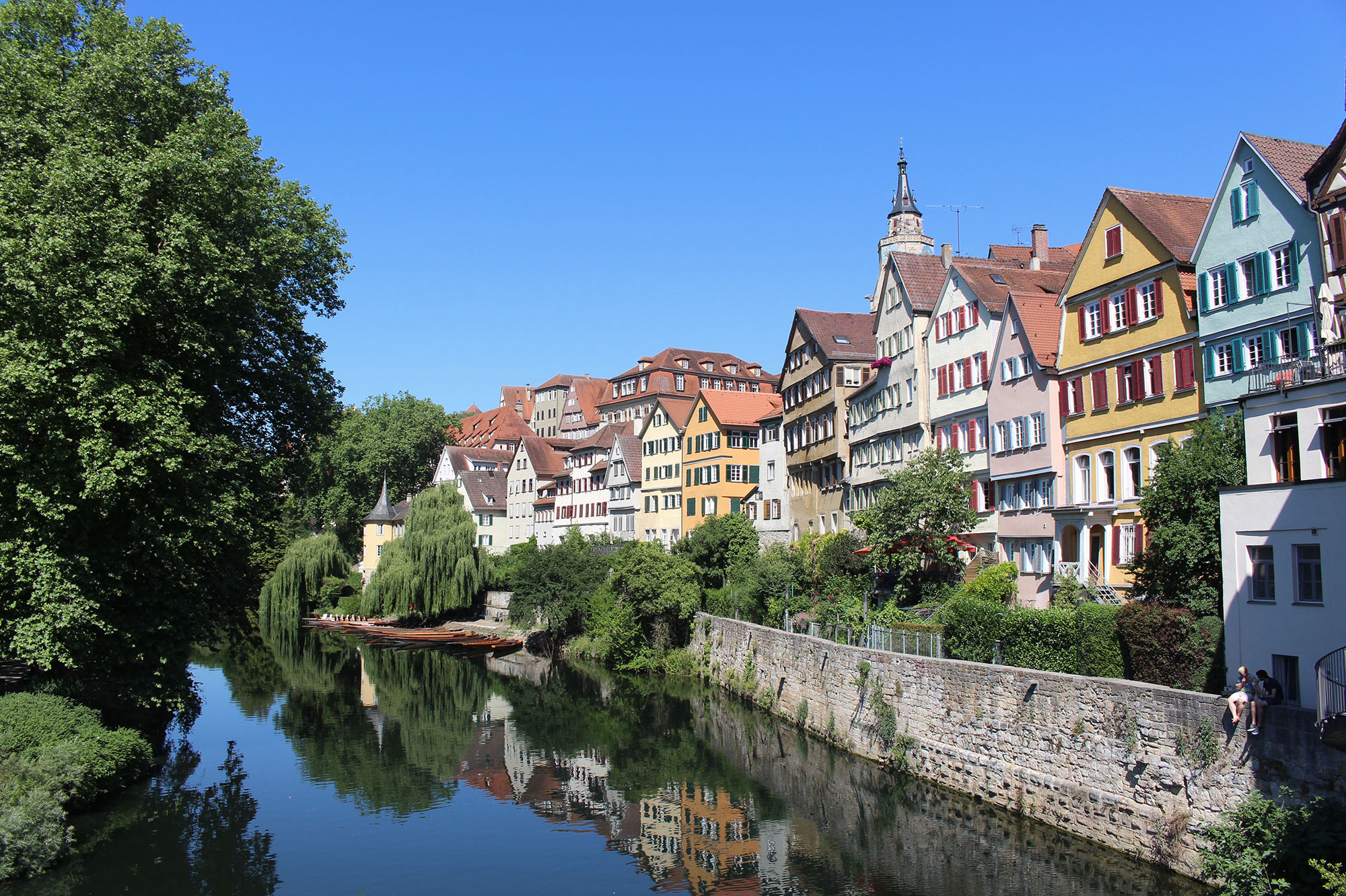 Wunderschöne Häuserfront direkt am Neckar – typisch Tübingen.