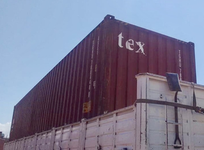Containers de 40 pies se entregan arriba de camión 