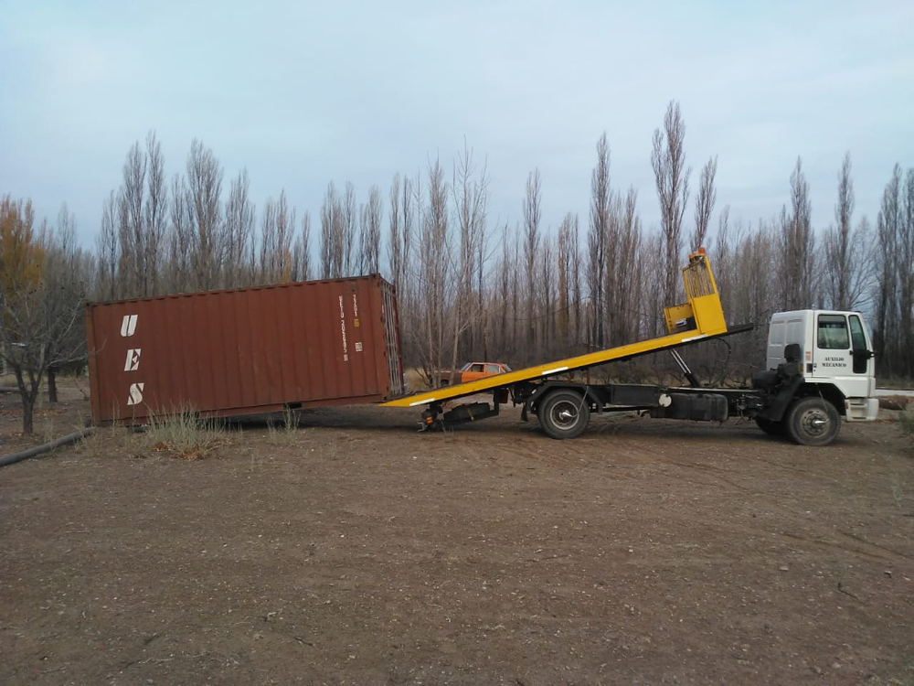 Containers de 20 pies se entregan y se descargan con camión tipo camilla