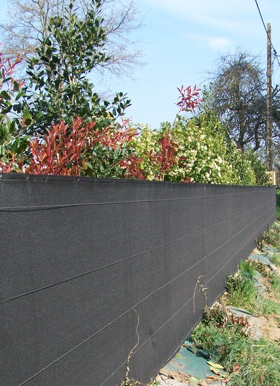 toile noire servant de brise vue