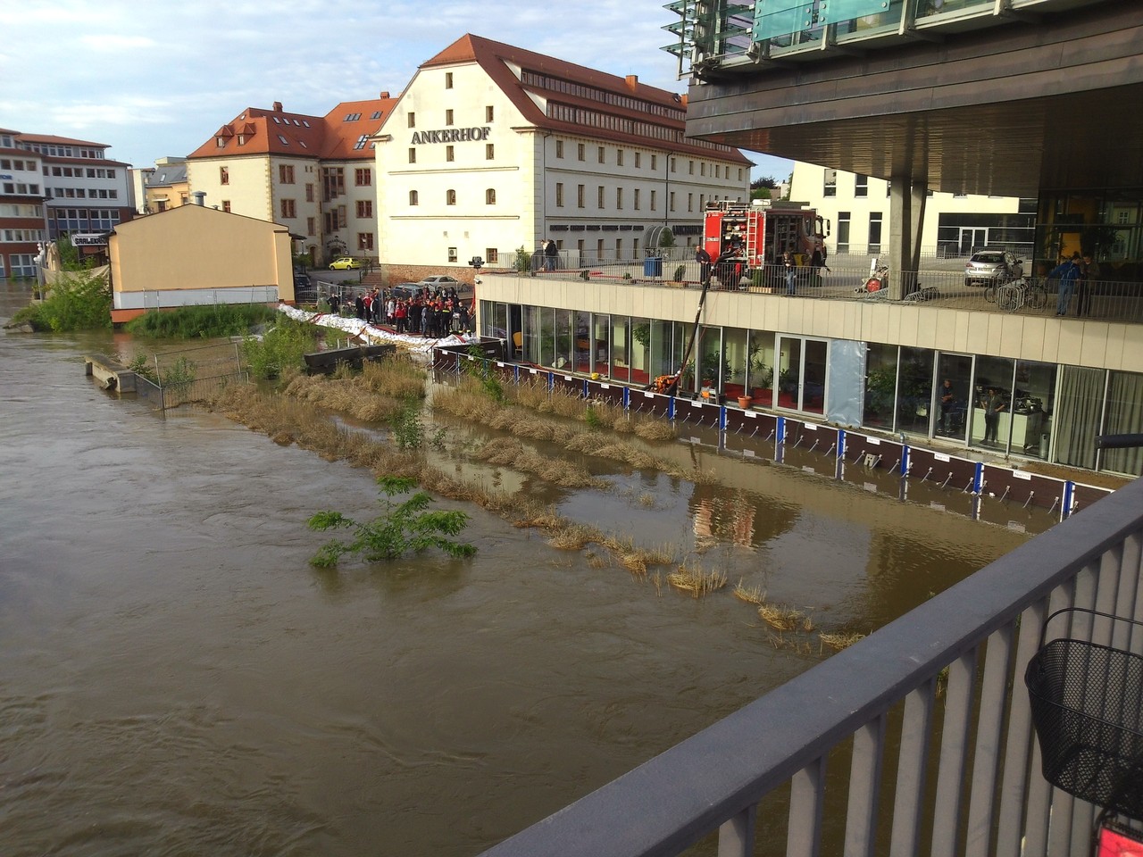 Mansfelder Brücke - noch hält die Spundwand bereits einen Tag später wird sie von den Fluten eingerissen und das Multimediazentrum geflutet