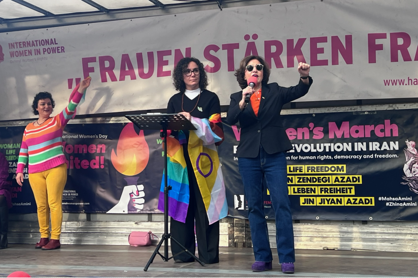 Kundgebung am Rathausmarkt: Nasanin Bergmann (2. von rechts) und Hourvash Pourkian (rechts) riefen unter dem Banner "Frauen stärken Frauen" zur internationalen Solidarität mit dem Kampf für Menschenrechte, Demokratie und Freiheit im Iran auf.