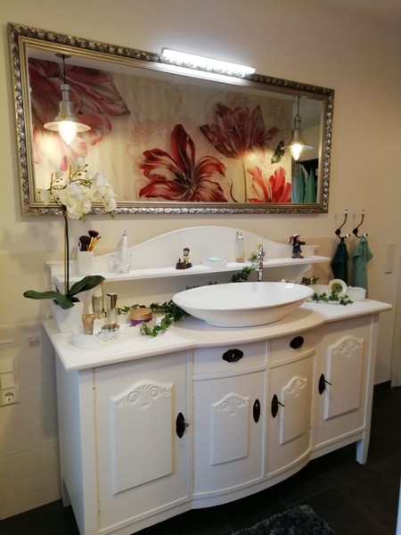 Badezimmeridee: Blumenwand mit antikem Waschtisch