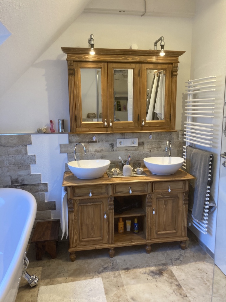 Landhaus Waschtisch "Nimes" und Spiegelschrank "Manon" von Land und Liebe