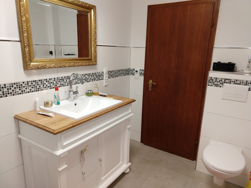 Moderner Laqndhausstil im Badezimmer