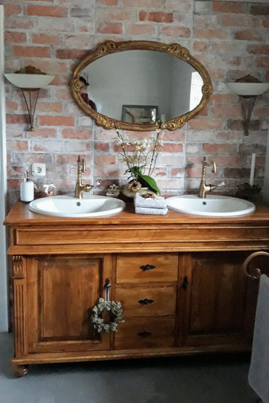 Feiner Chalet-Stil... - Land & Liebe Badmöbel Landhaus