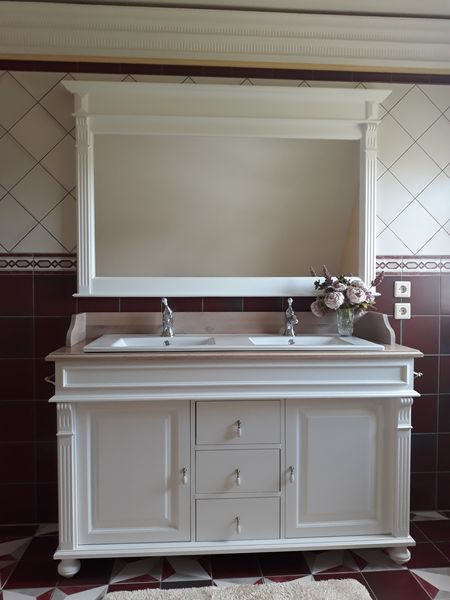 Badezimmeridee: Doppelwaschtisch im eleganten Landhausstil