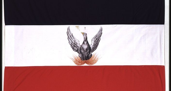 Ομοίωμα τρίχρωμης σημαίας με τον σταυρό και τον φοίνικα, την οποία ύψωσε ο Αλέξανδρος Υψηλάντης στο Ιάσι κατά την είσοδό του στις Παραδουνάβιες Ηγεμονίες, 22 Φεβουαρίου 1821.