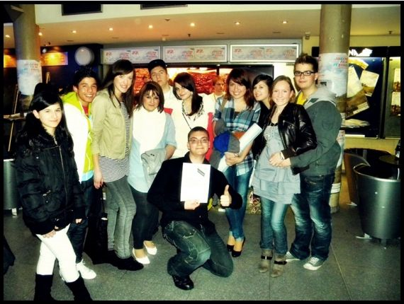 2010: Der Cast & die Crew kurz nach der Aufführung von "L. B. - Deadly Determination of Cards" beim 22. Mittelfränkischen Jugendfilmfestival im Nürnberger Multiplexkino Cinecitta'