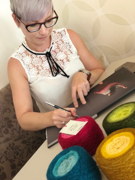 Julia signiert mein Bobbelicious Stricken