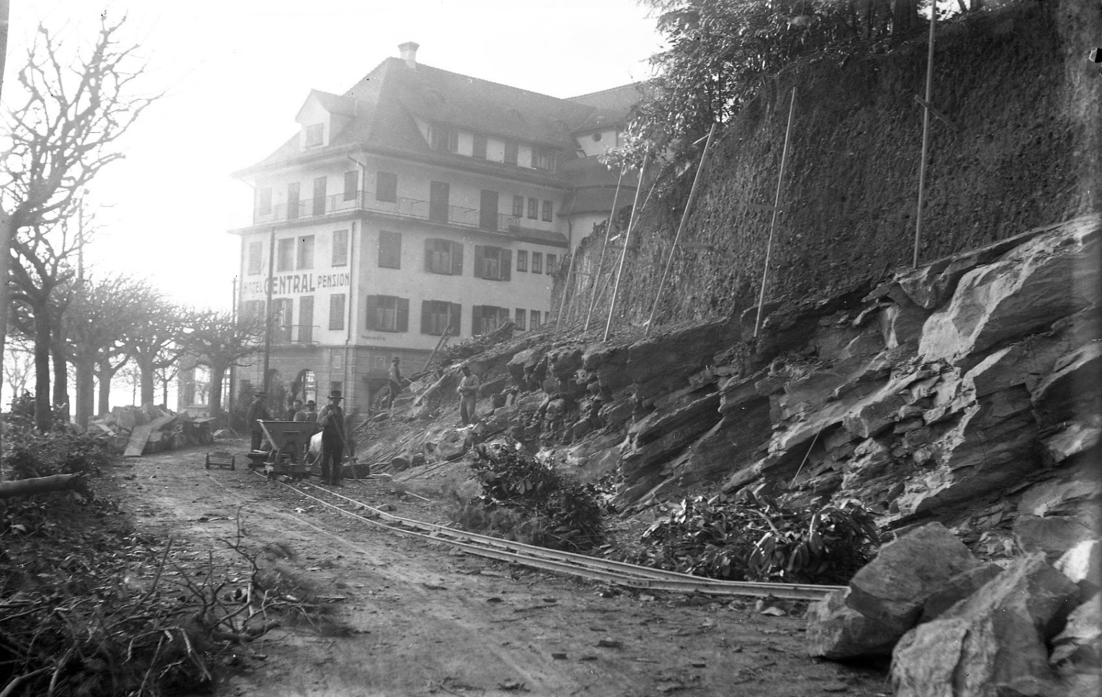 Eine Strasse spaltet die Weggiser