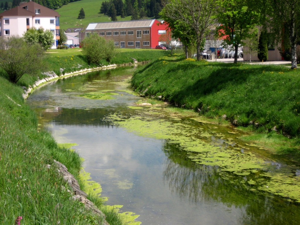 23 mai - Un joli cours d'eau vu du Pont de la Fiesta au Sentier