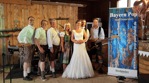 Hochzeitsband Bayern Pop® mit Brautpaar auf einer Hochzeitsfeier