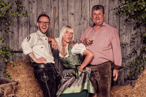 Trio der Bayern Pop Partyband sorgt für Stimmung beim Sommerfest in München