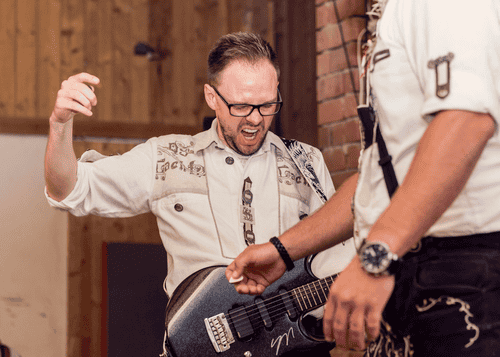 Lustiger und stilvoller Brautverzug mit Livemusik von Bayern Pop Partyband
