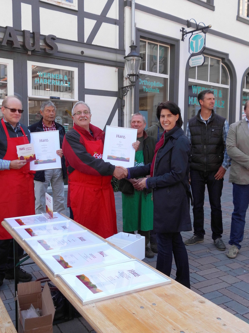 Übergabe des Zertifikats Typisch Harz an den Klosterimker