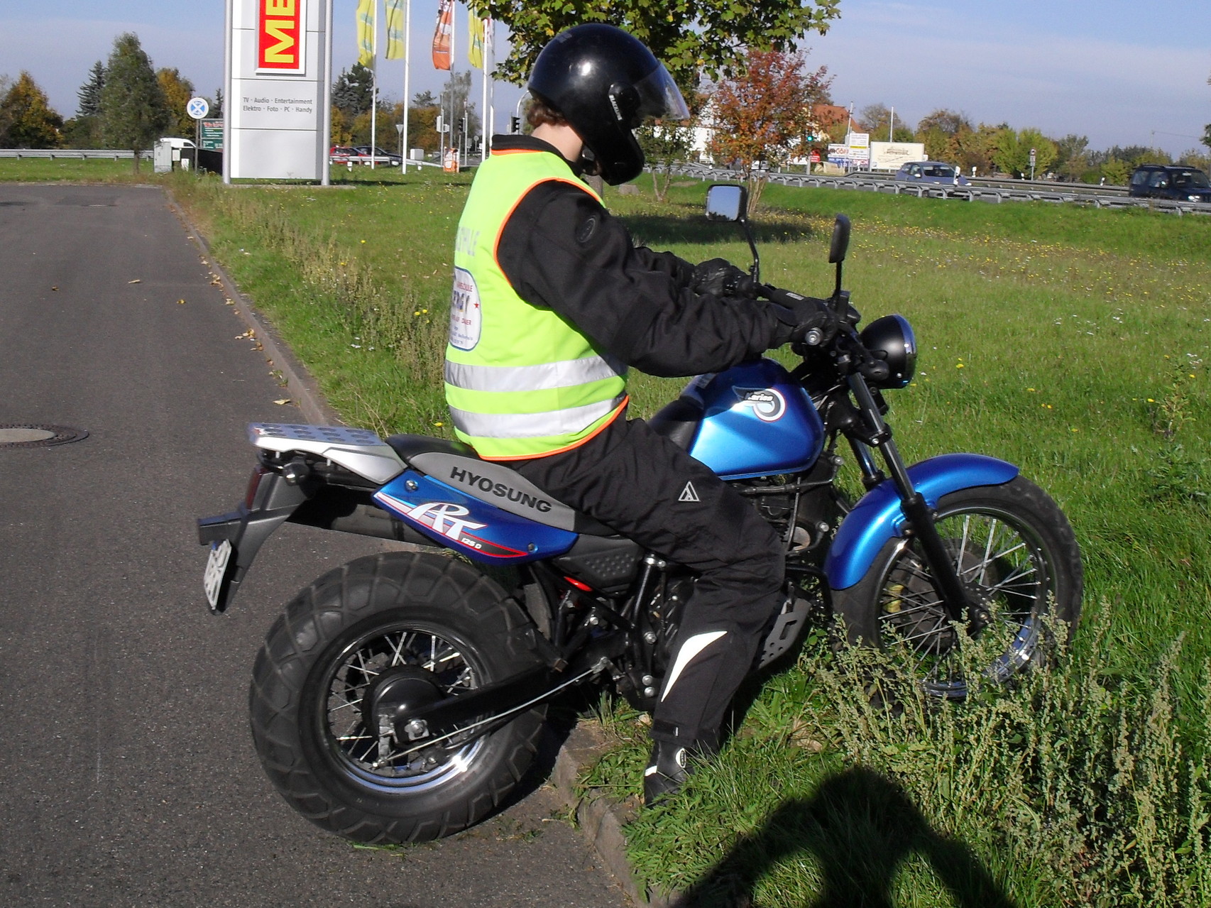 Fahrschüler beim Bordsteinkanten klettern.